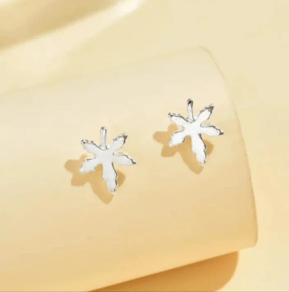 2 Pairs Of Silver 420 Weed Leaf Stainless Steel Stud Earrings 4×(OS) - Picture 8 of 9